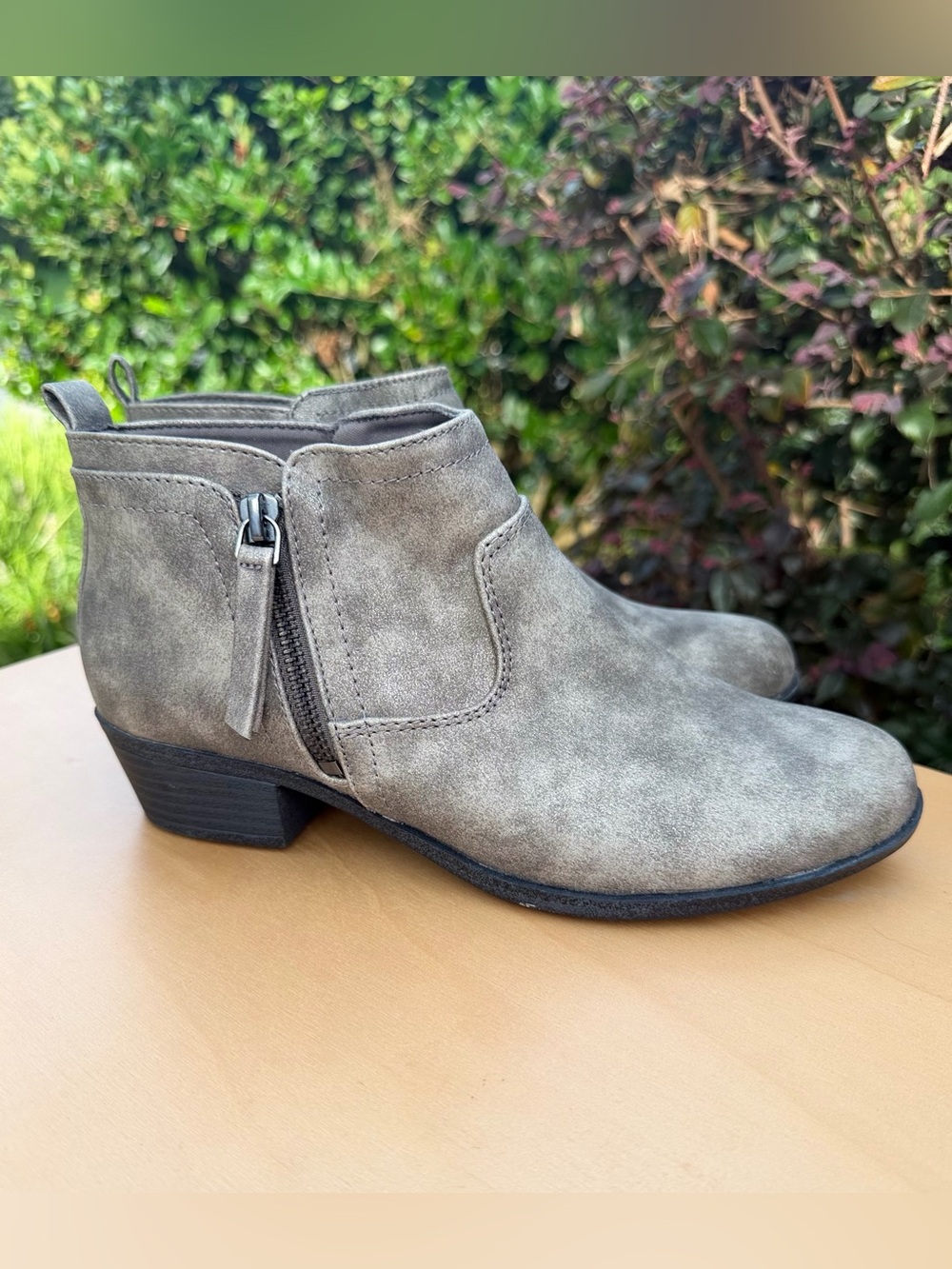Arizona Metallic Silver Gray Zip Ankle Booties 8 Retro Fashion Stylish Date